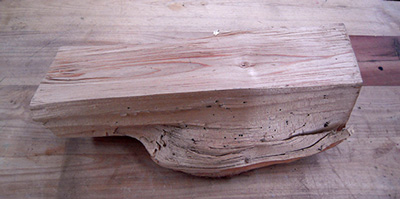 Le morceau de bois brut Le morceau de bois brut